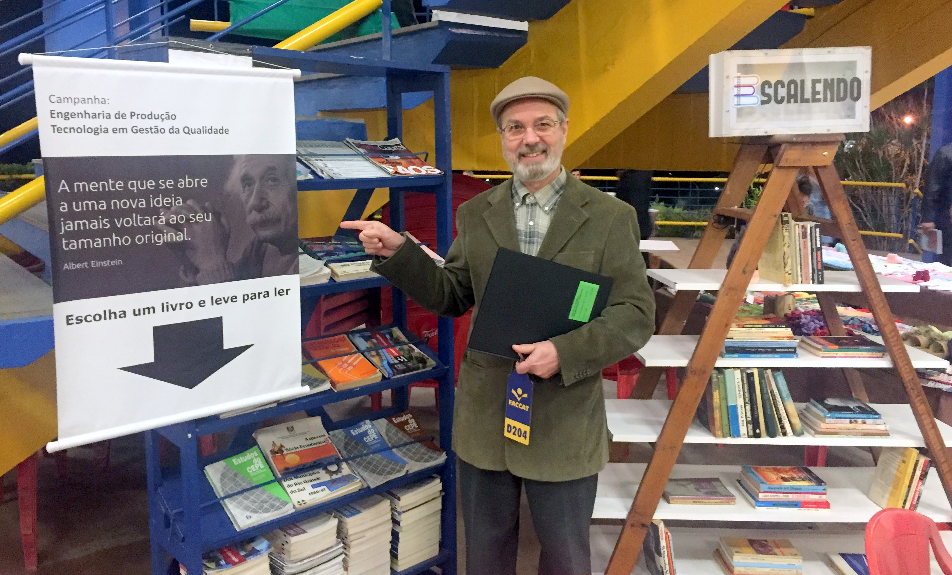 "Boas ideias se multiplicam" Em 2015 tivemos os Cursos de Engenharia de Produção e Gestão da Qualidade tiveram a iniciativa de colocar uma estante com livros a disposição de todos alunos da Faccat parra serem retirados livremente e lidos. Agora mais uma estante é colocada ao lado pela instituição reforçando a iniciativa! Parabéns a todos!